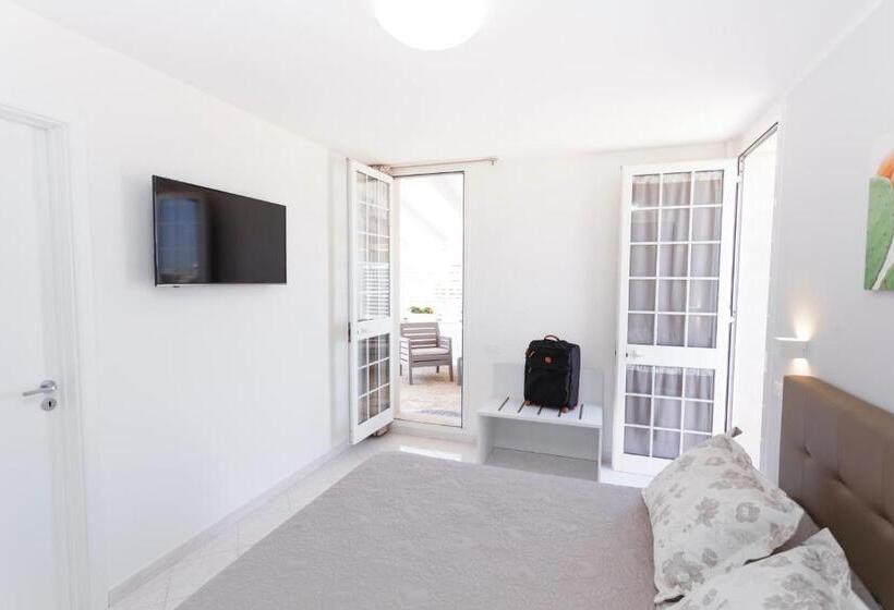 סוויטה עם טרסה, Innsud