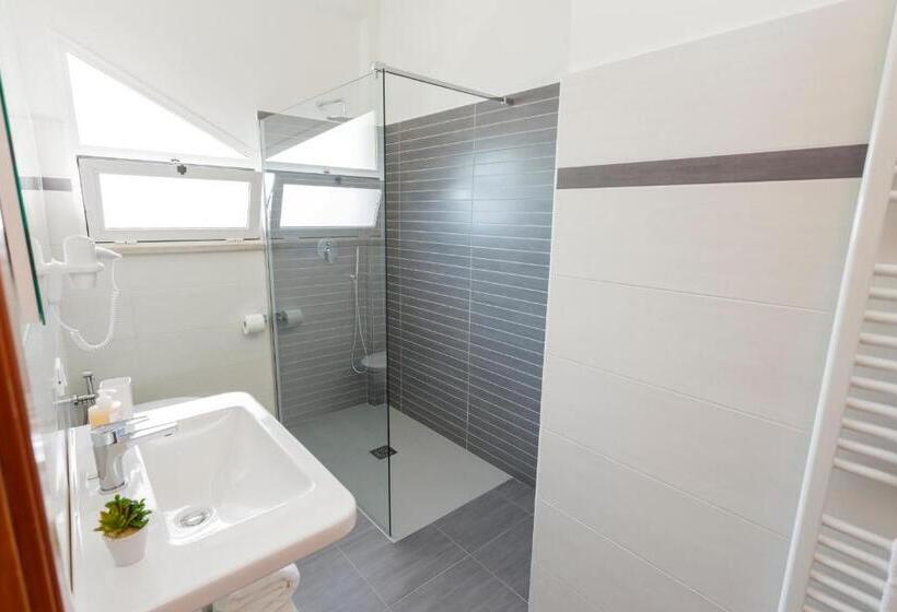 סוויטה דלוקס, Innsud