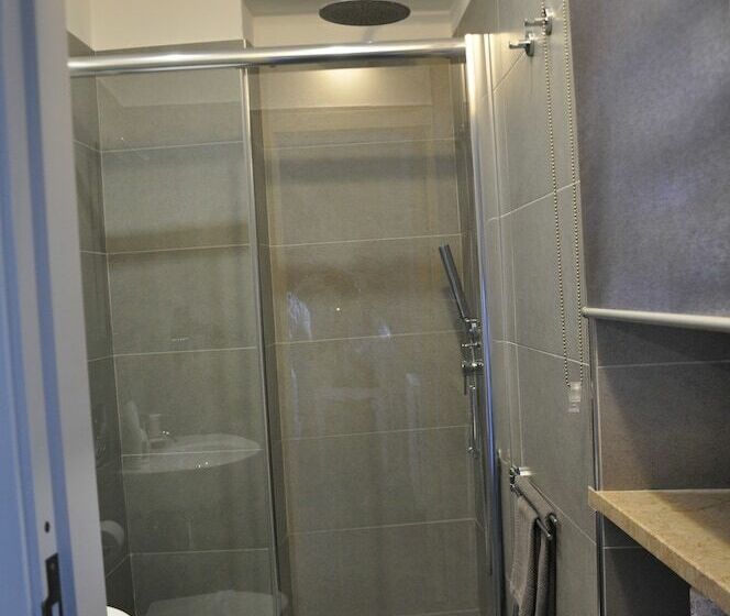 غرفة قياسية ثلاثية, B&b Albornoz