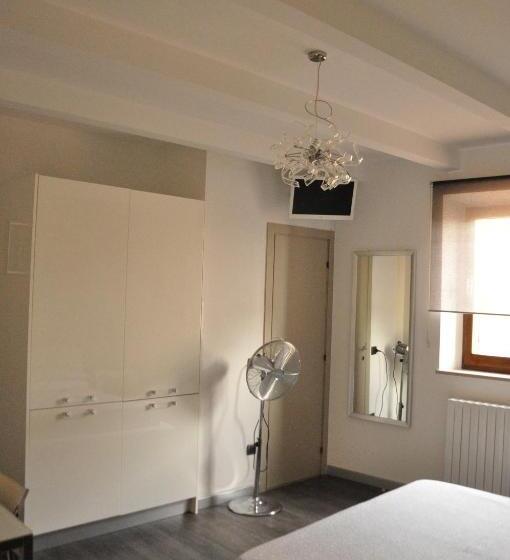 غرفة قياسية ثلاثية, B&b Albornoz