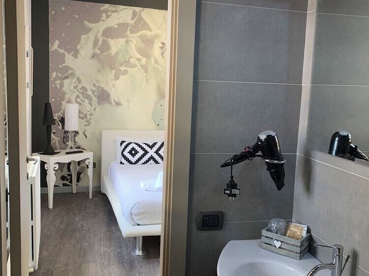 غرفة قياسية ثلاثية, B&b Albornoz