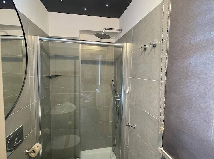 غرفة قياسية ثلاثية, B&b Albornoz