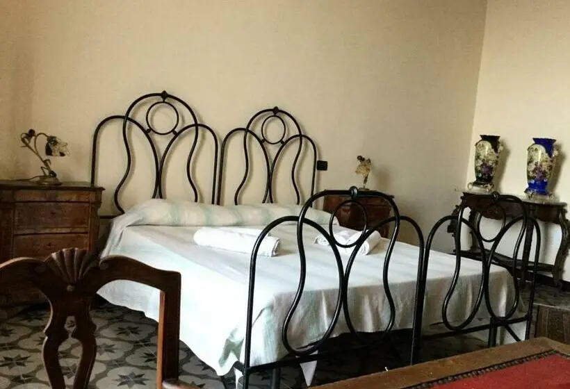 اتاق استاندارد سه تخته با سرویس بهداشتی مشترک, Marina Inn