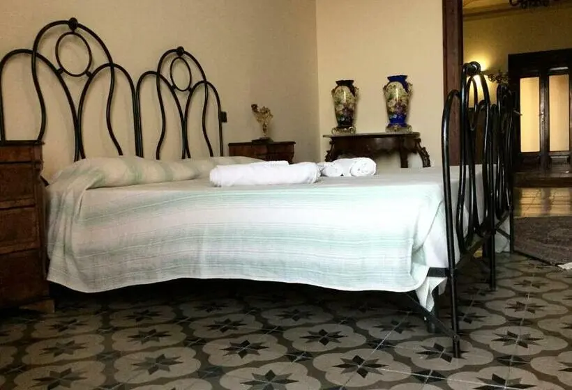 اتاق استاندارد سه تخته با سرویس بهداشتی مشترک, Marina Inn