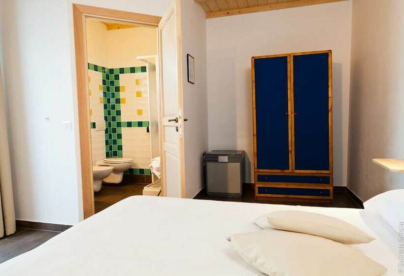اتاق اکونومی, The Old Farm Asfodeli  Adults Only