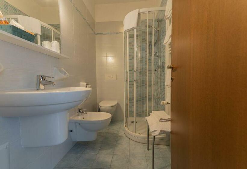 スタンダード4人部屋, Benaco Mavras