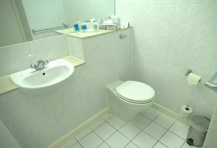 اتاق استاندارد سه نفره, Airport Inn Gatwick