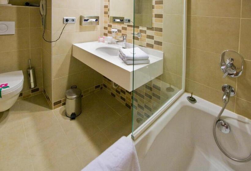 חדר משפחתי, Fantasia Deluxe