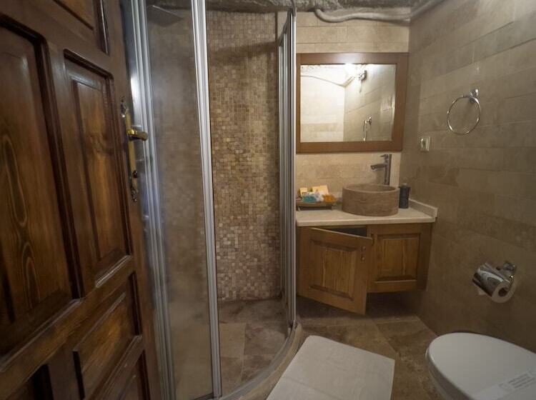 חדר סטנדרט לשלושה, Local Cave House