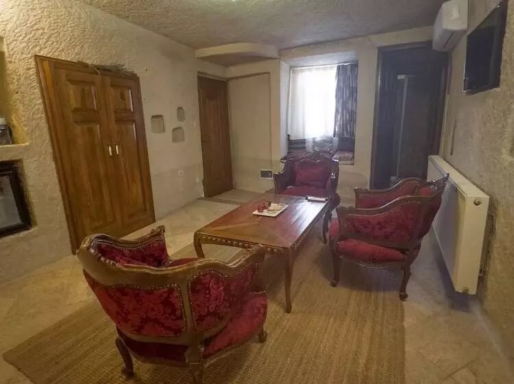 اتاق استاندارد سه نفره, Local Cave House
