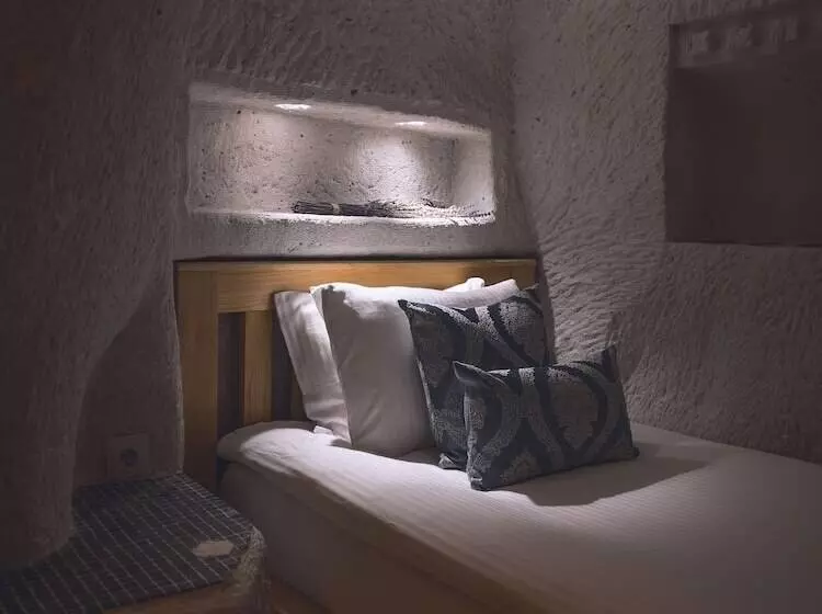 اتاق استاندارد سه نفره, Local Cave House