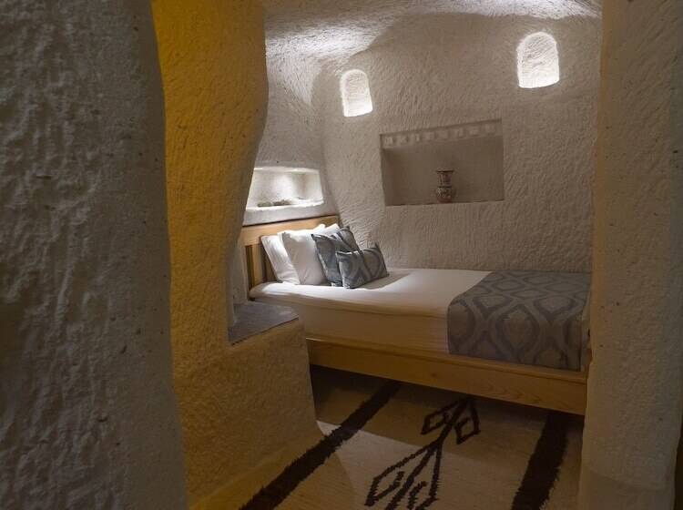 חדר סטנדרט לשלושה, Local Cave House