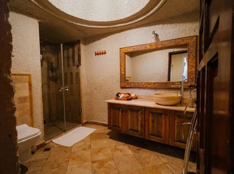 חדר משפחתי, Local Cave House