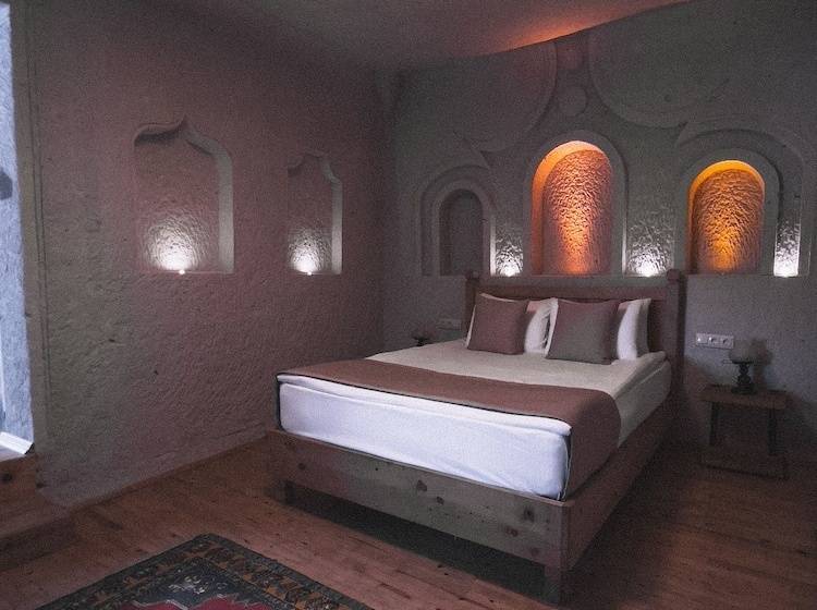 חדר משפחתי, Local Cave House