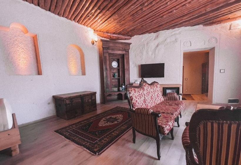 חדר משפחתי, Local Cave House