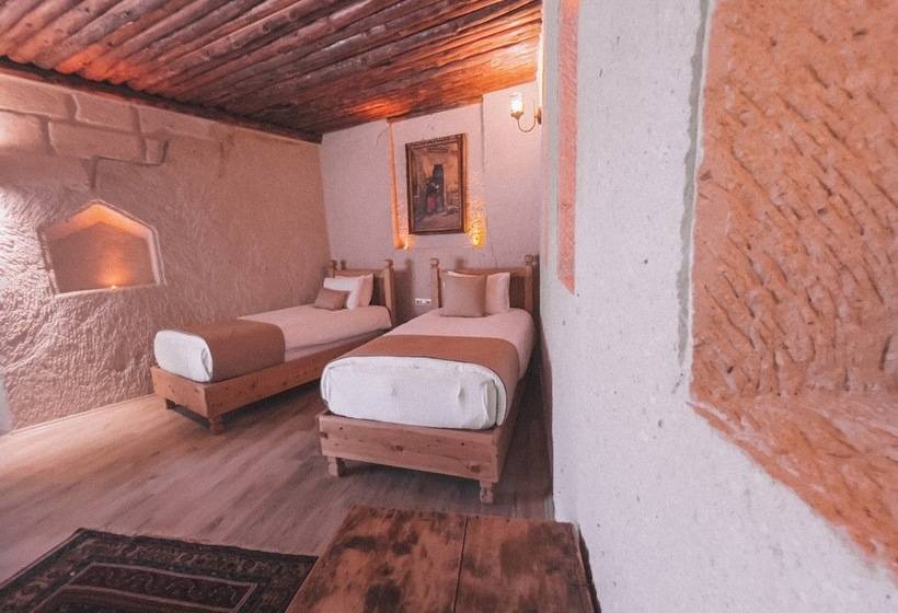 חדר משפחתי, Local Cave House