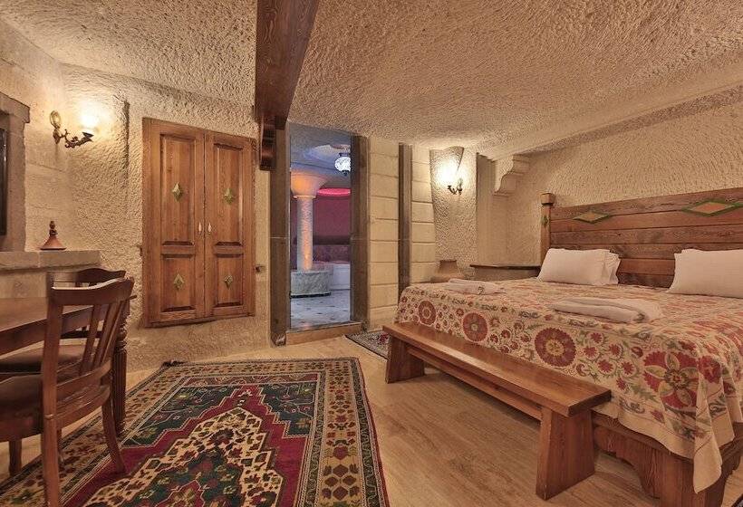 סוויטה משפחתית, Local Cave House