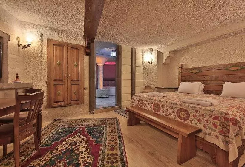 سوییت خانوادگی, Local Cave House