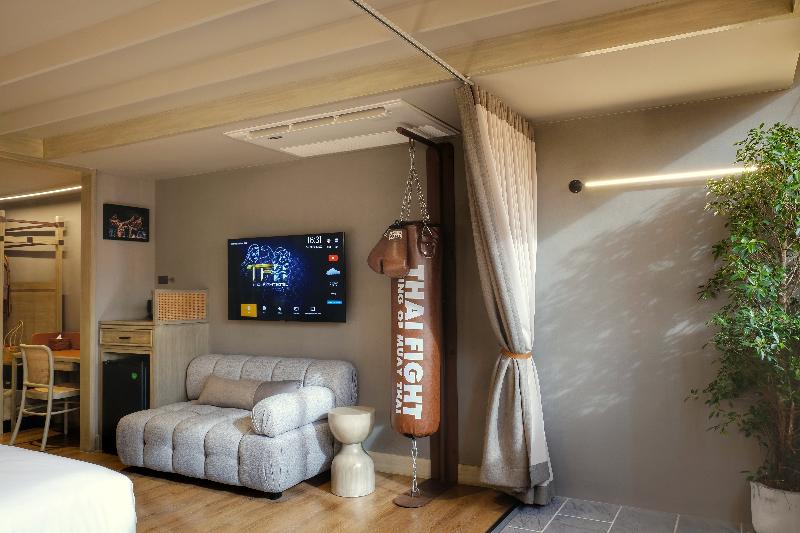 Superior Szoba King Size Bed, Thai Fight