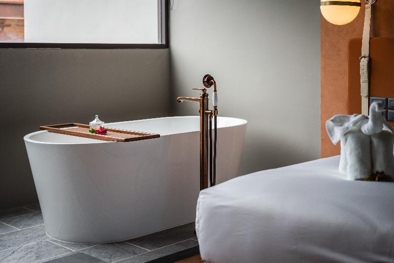 Superior Szoba King Size Bed, Thai Fight