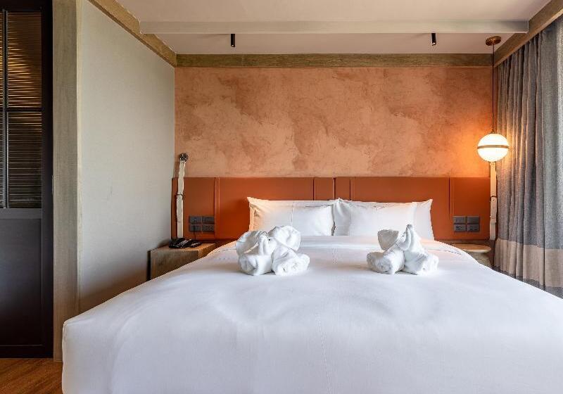 Superior Szoba King Size Bed, Thai Fight