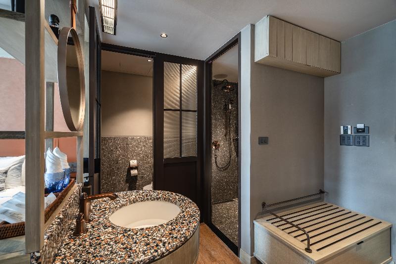 Superior Szoba King Size Bed, Thai Fight