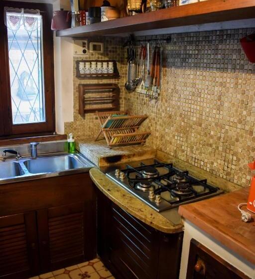 דירת שני חדרים, Casale Civetta