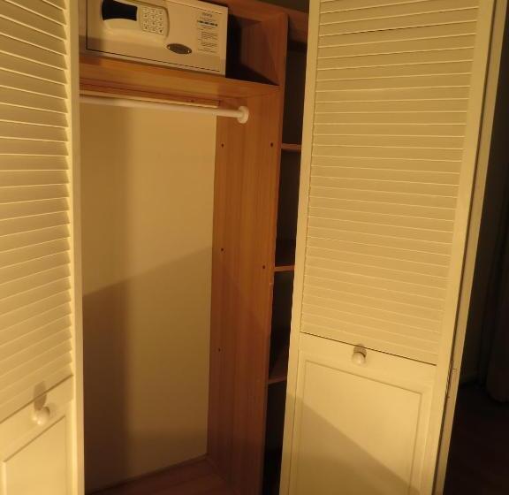 חדר סטנדרט לשלושה, Diego De Velazquez