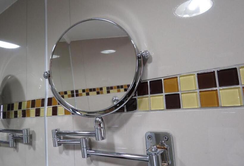 חדר סטנדרט לשלושה, Diego De Velazquez