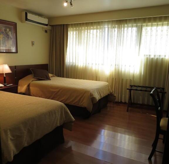 חדר סטנדרט לשלושה, Diego De Velazquez