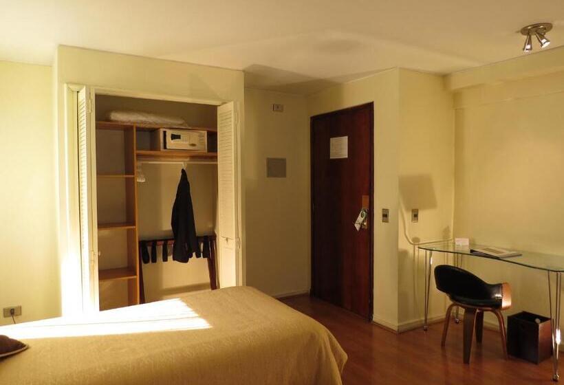 חדר סטנדרט לשלושה, Diego De Velazquez