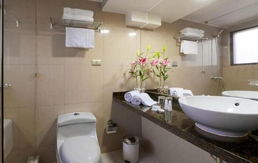 חדר סטנדרט לשלושה, Diego De Velazquez