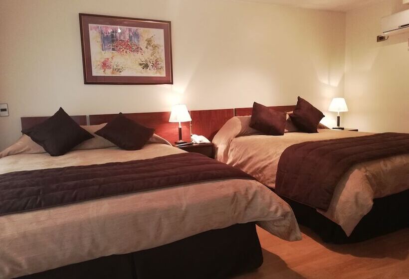 חדר סטנדרט לשלושה, Diego De Velazquez