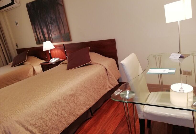 חדר סטנדרט לשלושה, Diego De Velazquez