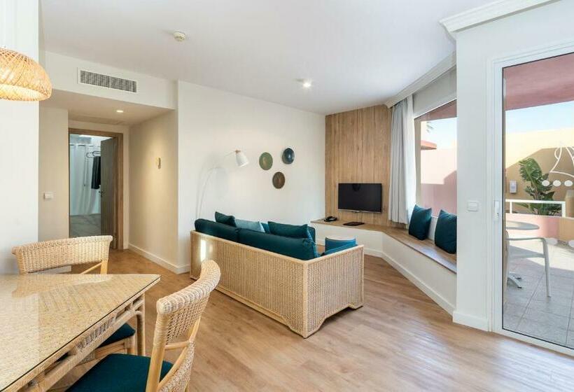 주니어 스위트, Esmeralda Maris By Livvo