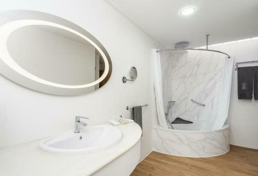 주니어 스위트, Esmeralda Maris By Livvo