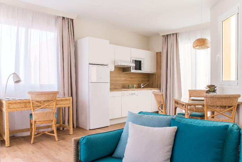 주니어 스위트, Esmeralda Maris By Livvo