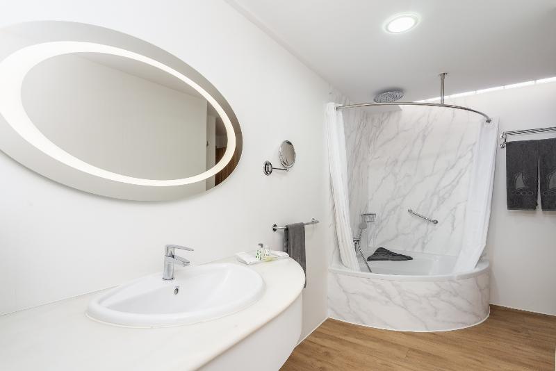 주니어 스위트, Esmeralda Maris By Livvo