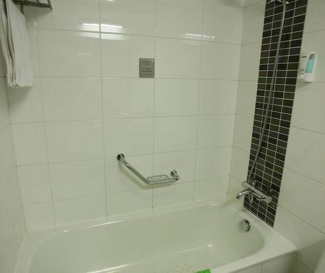 デラックスルーム, Overseas Chinese International