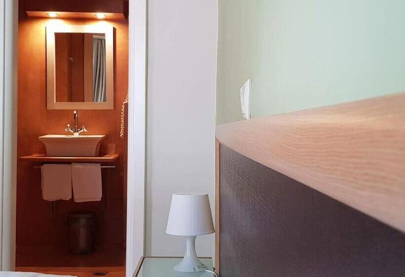 اتاق استاندارد سه تخته با چشمانداز, Rex