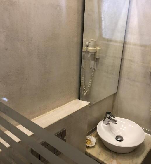 اتاق خانوادگی, Rex