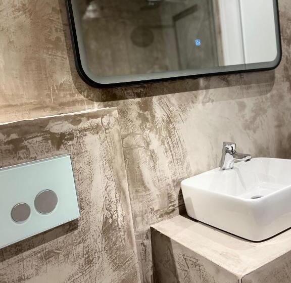 اتاق خانوادگی, Rex