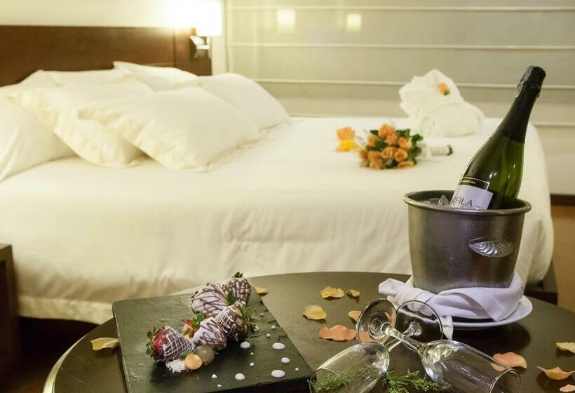 מיטת קינג בסוויטה, Radisson Bogota Metrotel