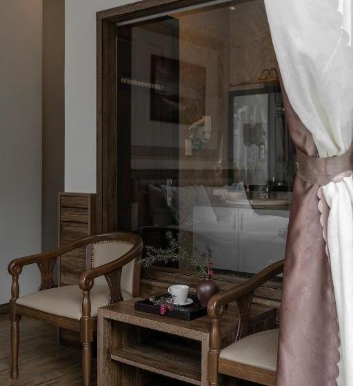 اتاق لوکس با بالکن, New Life Hotel   Da Lat