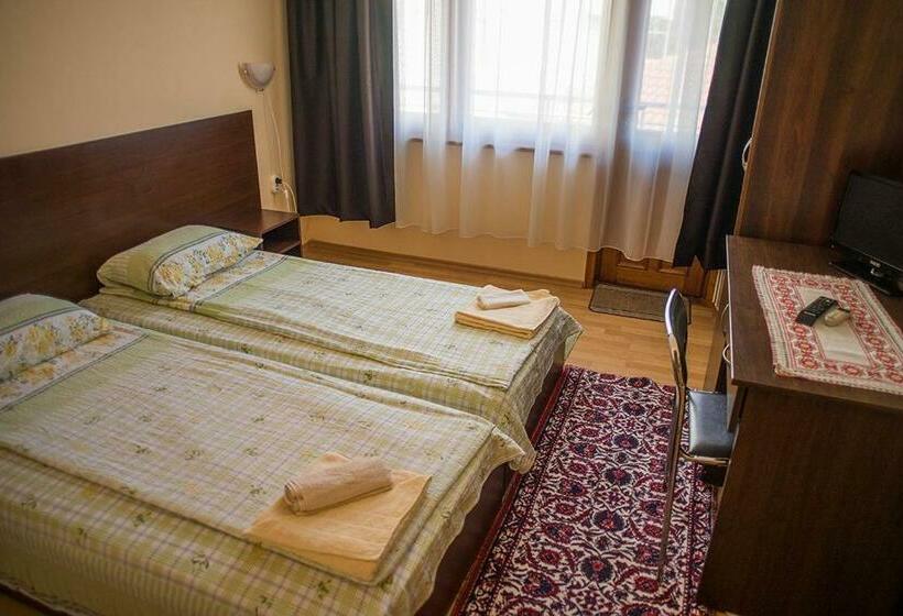 اتاق استاندارد چهار تخته, Home Gramatikovi