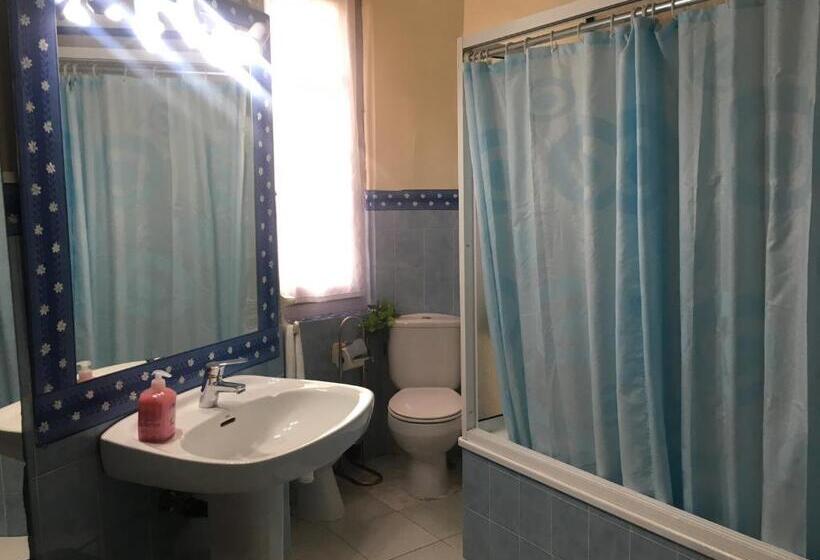 اتاق استاندارد با سرویس بهداشتی مشترک, Pensión Leyre