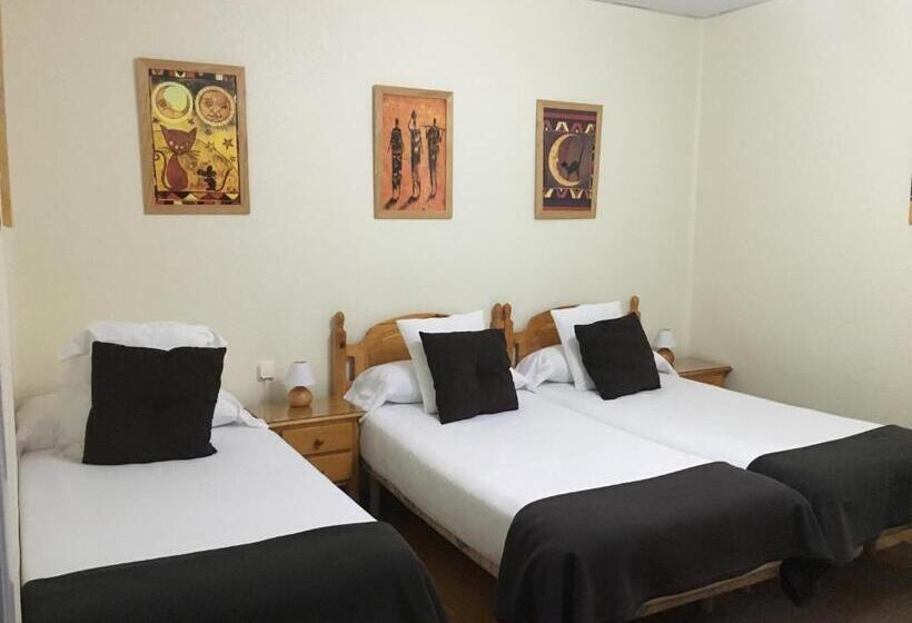 اتاق استاندارد سه تخته با سرویس بهداشتی مشترک, Pensión Leyre