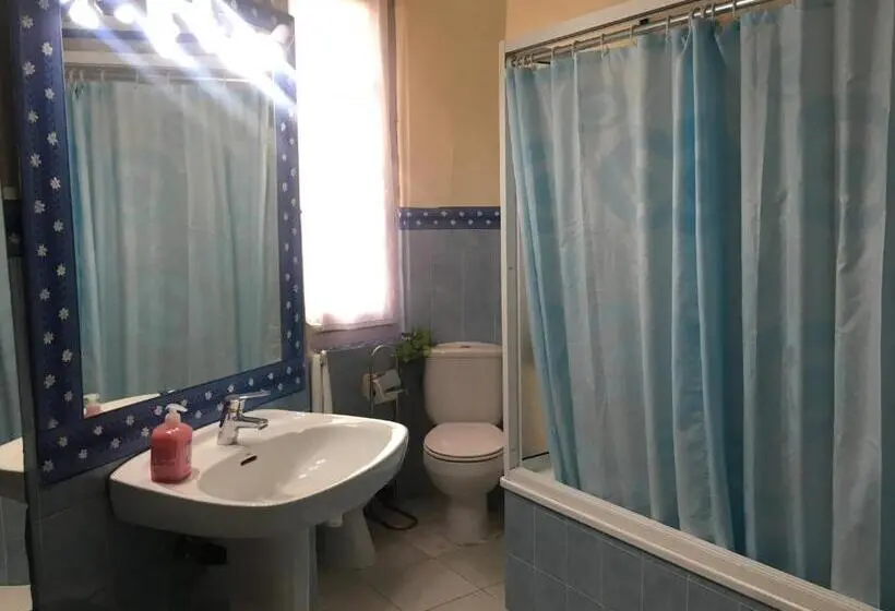 اتاق استاندارد سه تخته با سرویس بهداشتی مشترک, Pensión Leyre