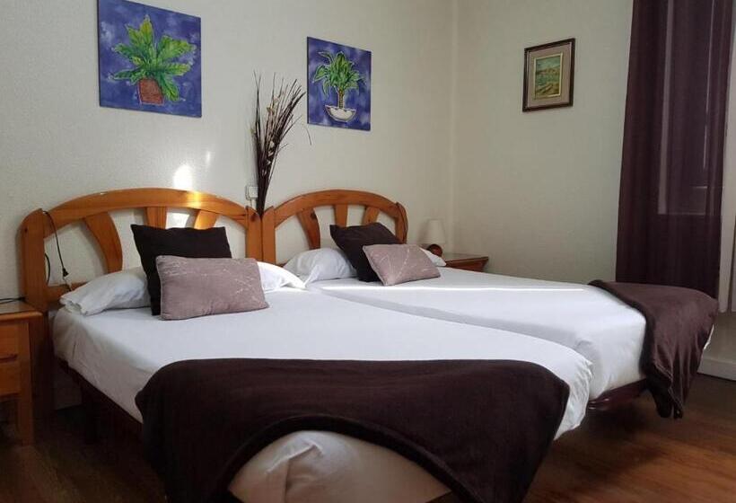 اتاق استاندارد سه تخته با سرویس بهداشتی مشترک, Pensión Leyre