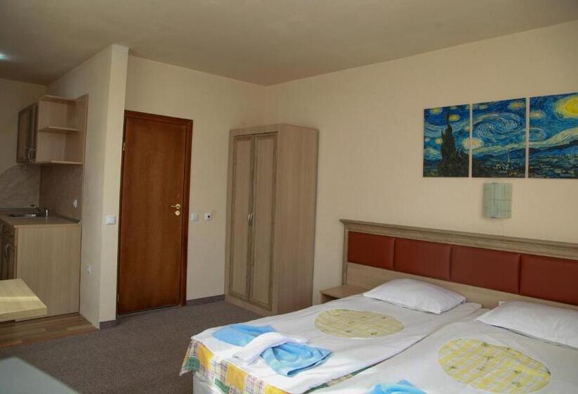 带露台的标准工作室, Ravda Bay Guest House